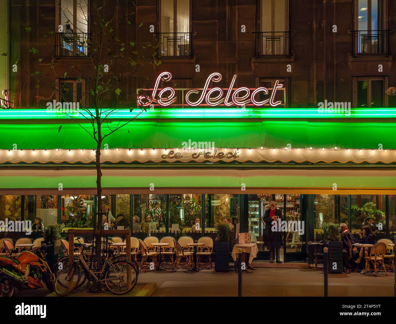 Café le Select fin novembre à Paris. C'est une brasserie et restaurant célèbre à Montparnasse fondée en 1925. Banque D'Images