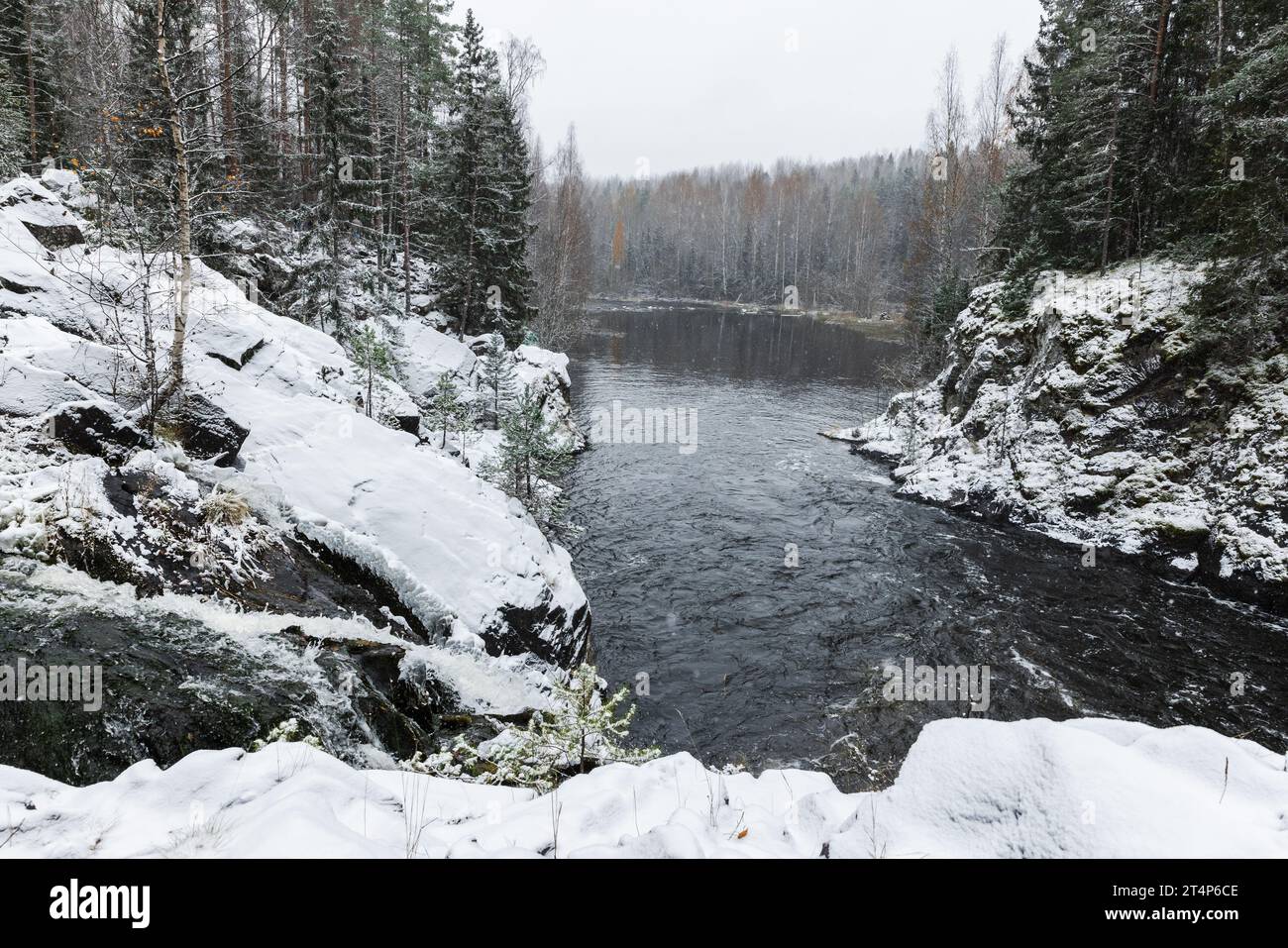 Photo de paysage de la rivière SUNA prise par une journée nuageuse froide d'hiver. Réserve naturelle de Kivach, district de Kondopoga, République de Carélie, Russie Banque D'Images