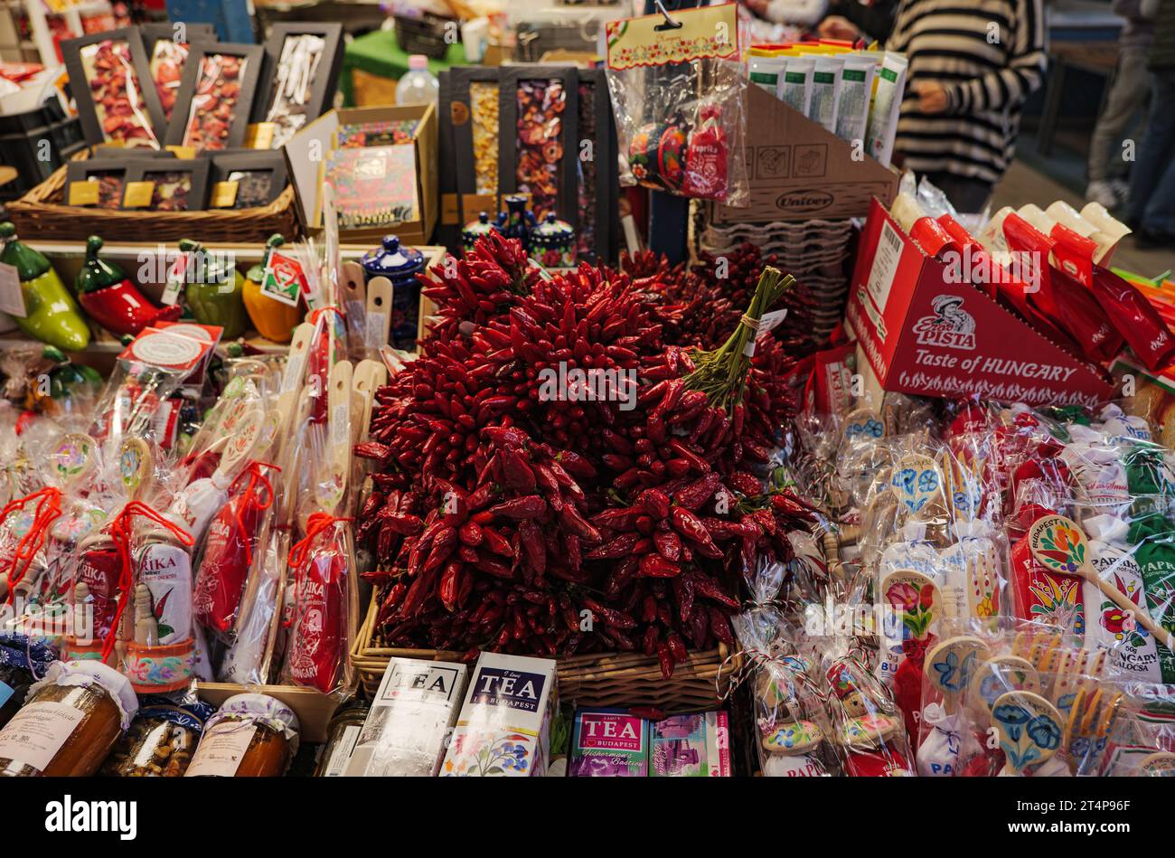 Grande salle de marché de Budapest : fruits, légumes, produits laitiers, salamis fantastiques, cornichons, poisson frais, paprika hongrois, vins Tokaj, divers sou Banque D'Images