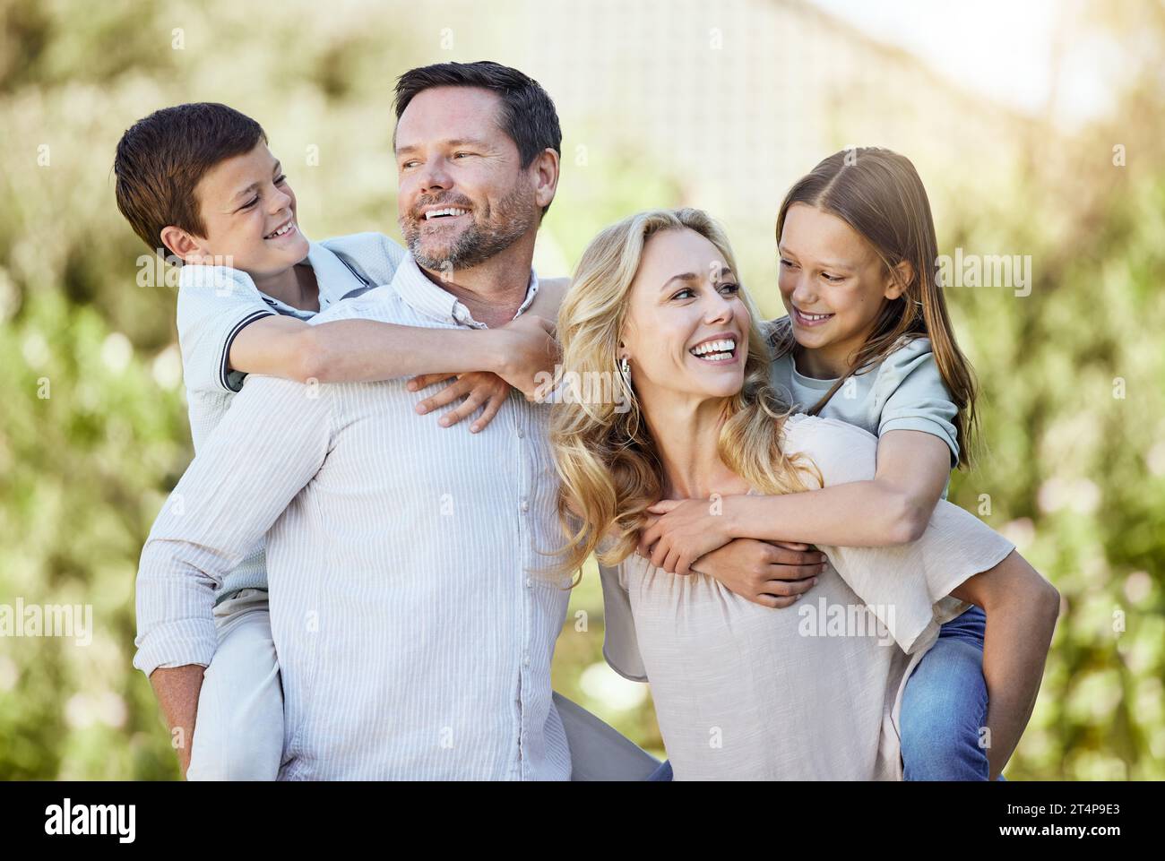 Il n’y a pas de plus grand amour comparé à l’amour d’un parent. un couple passant du temps dehors avec leurs deux enfants. Banque D'Images