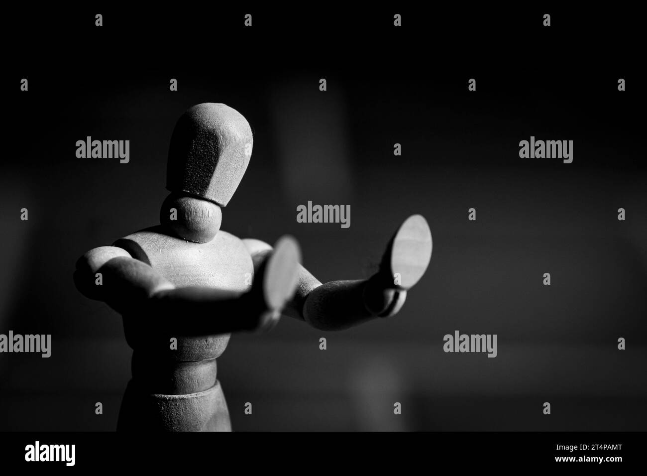 Mannequin en bois pour apprendre à dessiner le corps humain dans une position en mouvement Banque D'Images