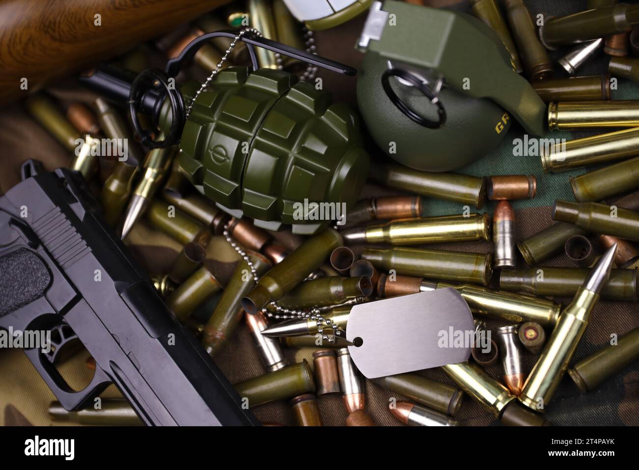 Différents types de munitions et de grenades sur fond de camouflage. Préparer la guerre. Possession d ' armes Banque D'Images