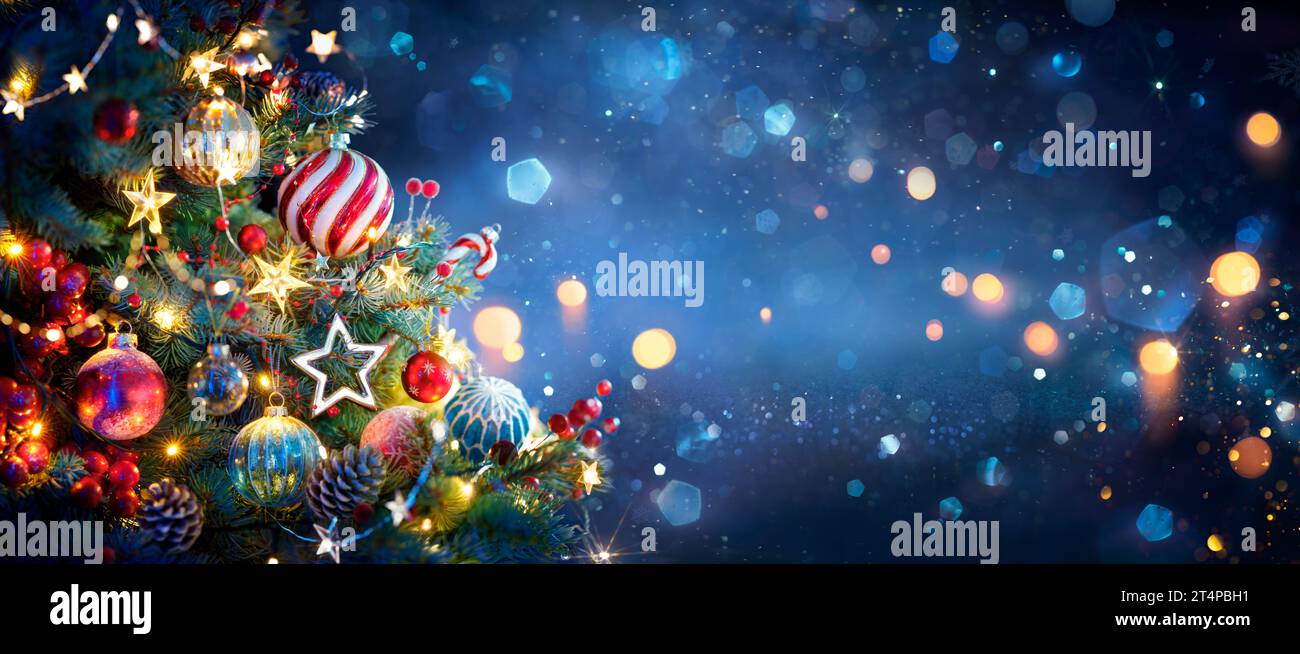 Arbre de Noël avec des ornements en bleu et lumières de bokeh - branches de sapin réel avec éclat dans le fond flou abstrait - cette image contient 3d Re Banque D'Images