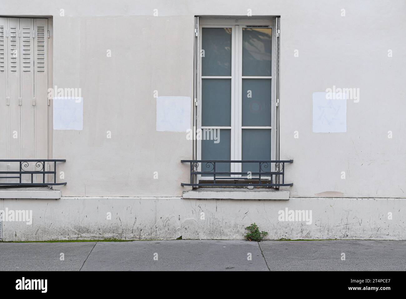 Paris, France. 01 novembre 2023. Antisémitisme : des étiquettes antisémites découvertes rue Lacaze, dans le 14e arrondissement de Paris et dans plusieurs villes de France le 1 novembre 2023. Ce symbole de la religion juive a été découvert sur plusieurs bâtiments, tandis que la guerre entre Israël et le Hamas nourrit les craintes d’une augmentation des actes antisémites en France. Une enquête a été ouverte. (Photo de Lionel Urman/Sipa USA) crédit : SIPA USA/Alamy Live News Banque D'Images