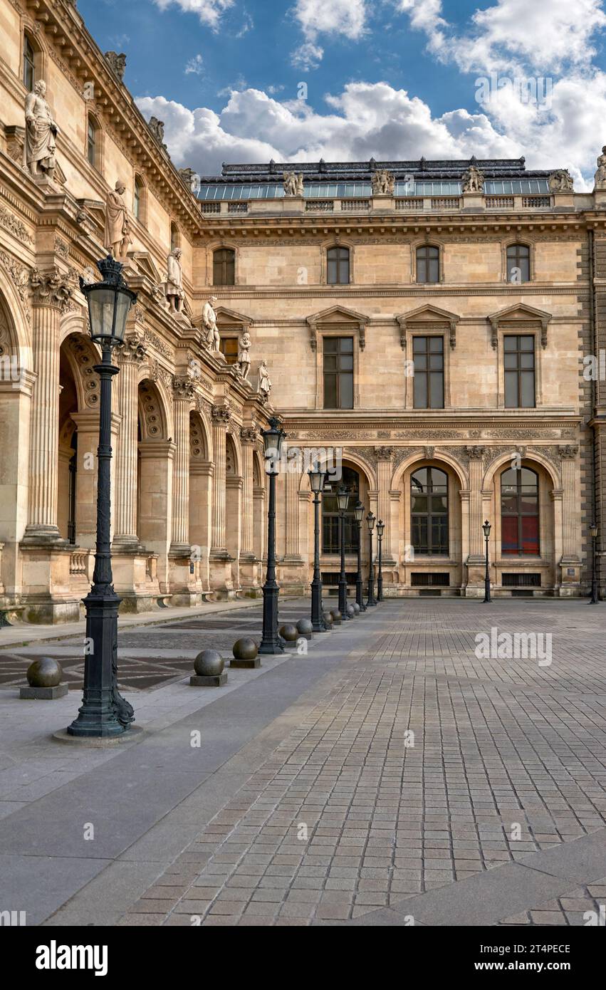 Vue fragmentaire sur le palais du Louvre à Paris Banque D'Images Vue fragmentaire sur le palais du Louvre à Paris Banque D'Images