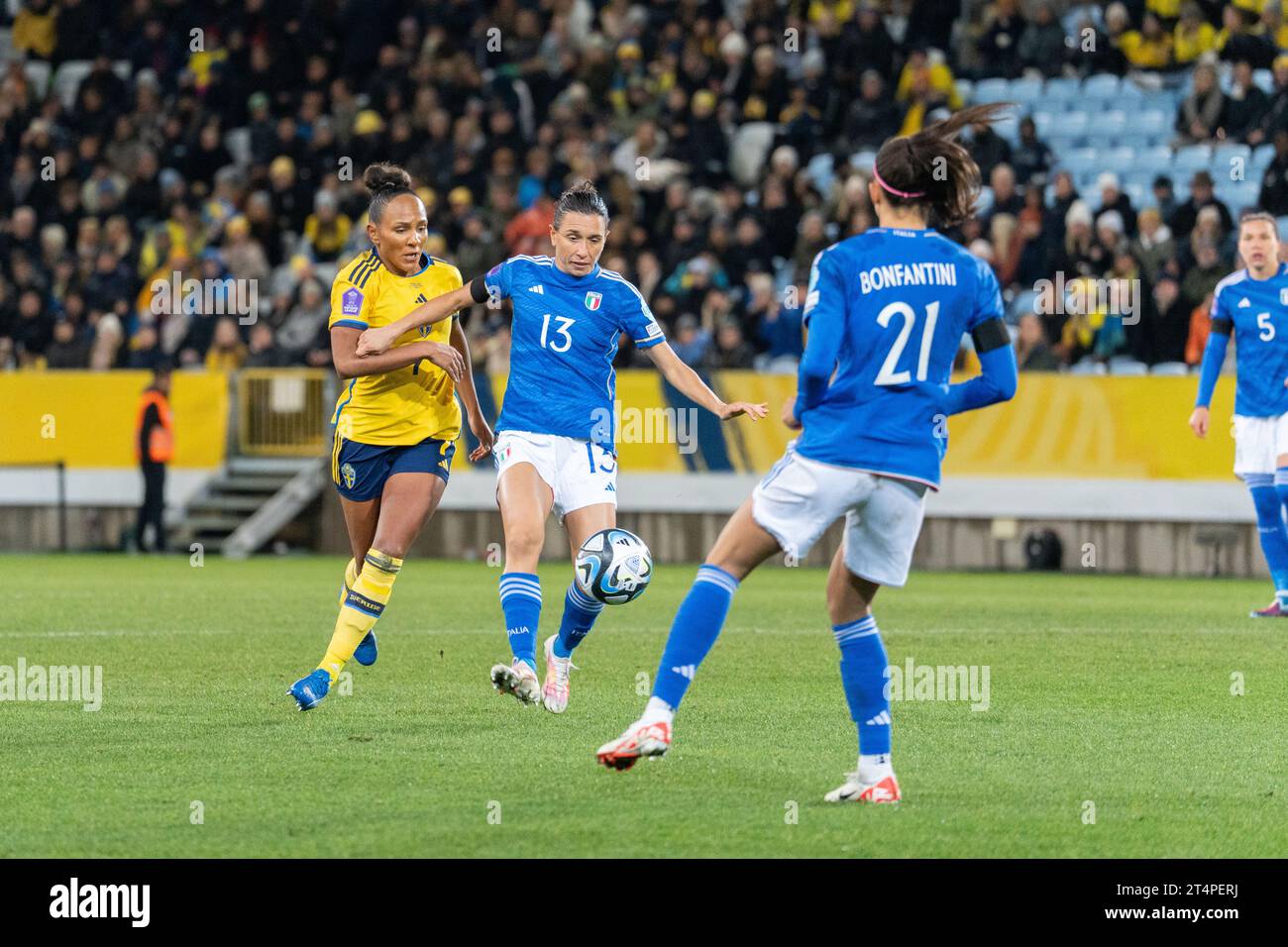 Malmoe, Suède. 31 octobre 2023. Lucia Di Guglielmo (13) d'Italie et Madelen Janogy (7) de Suède vues lors du match de l'UEFA Nations League entre la Suède et l'Italie au Eleda Stadion à Malmoe. (Crédit photo : Gonzales photo/Alamy Live News Banque D'Images