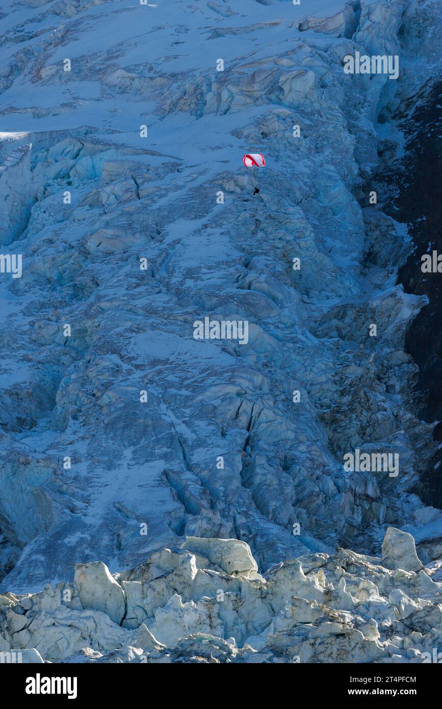 Parapente devant la glace du Glacier des Bossons à Chamonix Banque D'Images