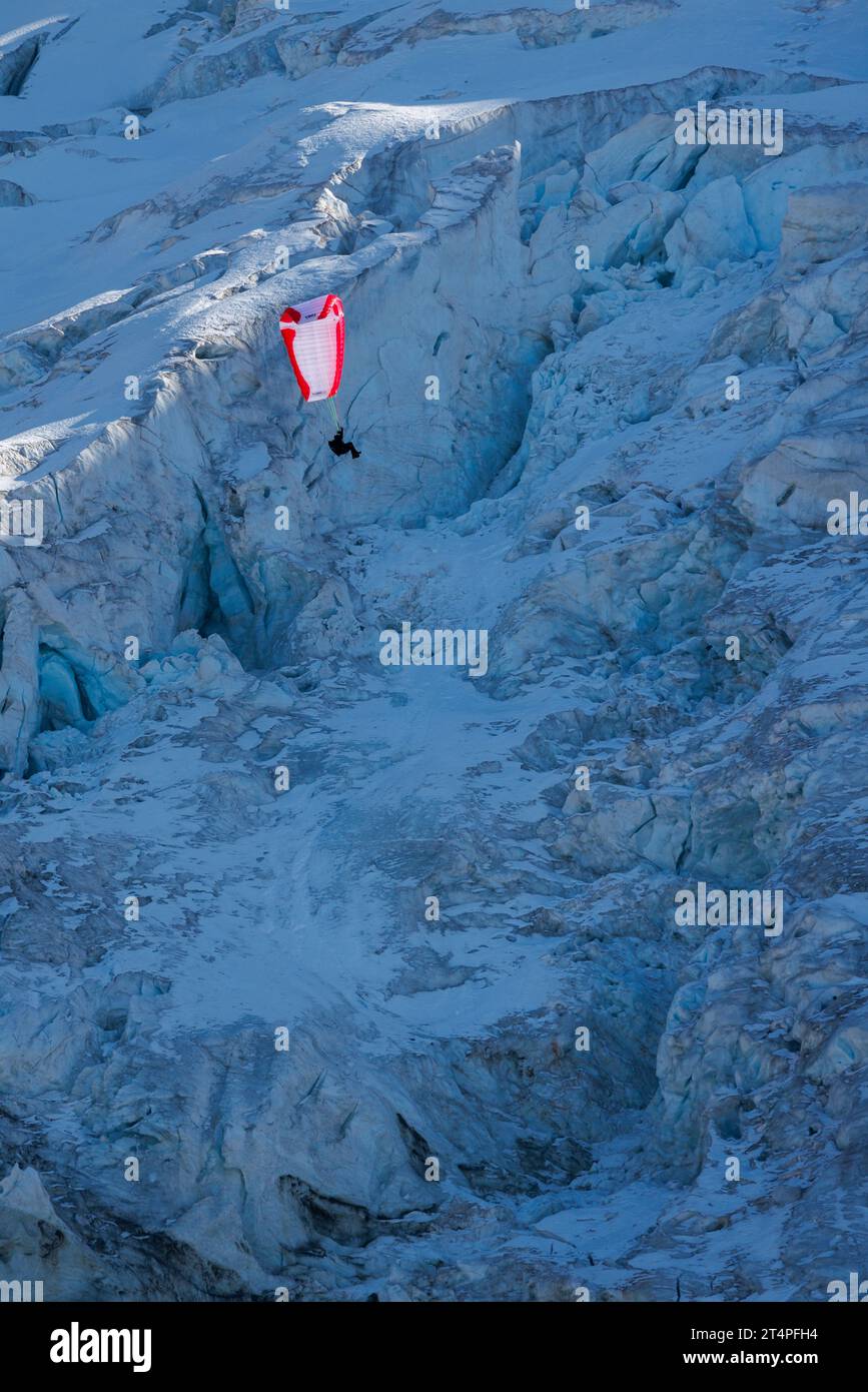 Parapente devant la glace du Glacier des Bossons à Chamonix Banque D'Images