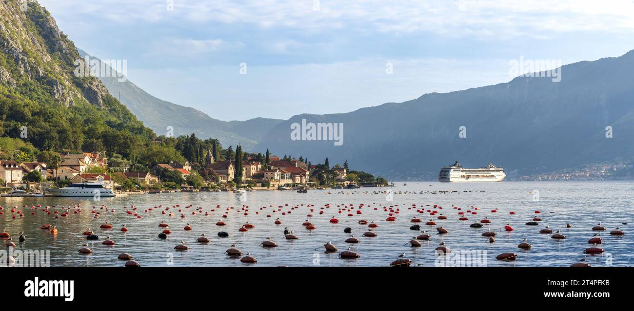 Vue panoramique sur la baie de Kotor avec fermes ostréicoles et fond de bateau de croisière. Banque D'Images
