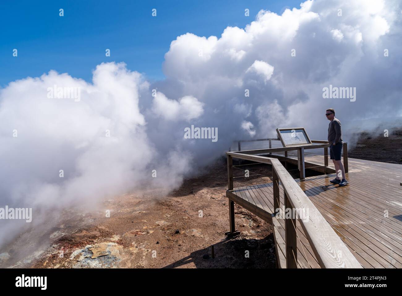 Péninsule de Reykjanes, Islande - 11 juillet 2023 : stands touristiques dans la vapeur chaude des sources chaudes de Gunnuhver Banque D'Images