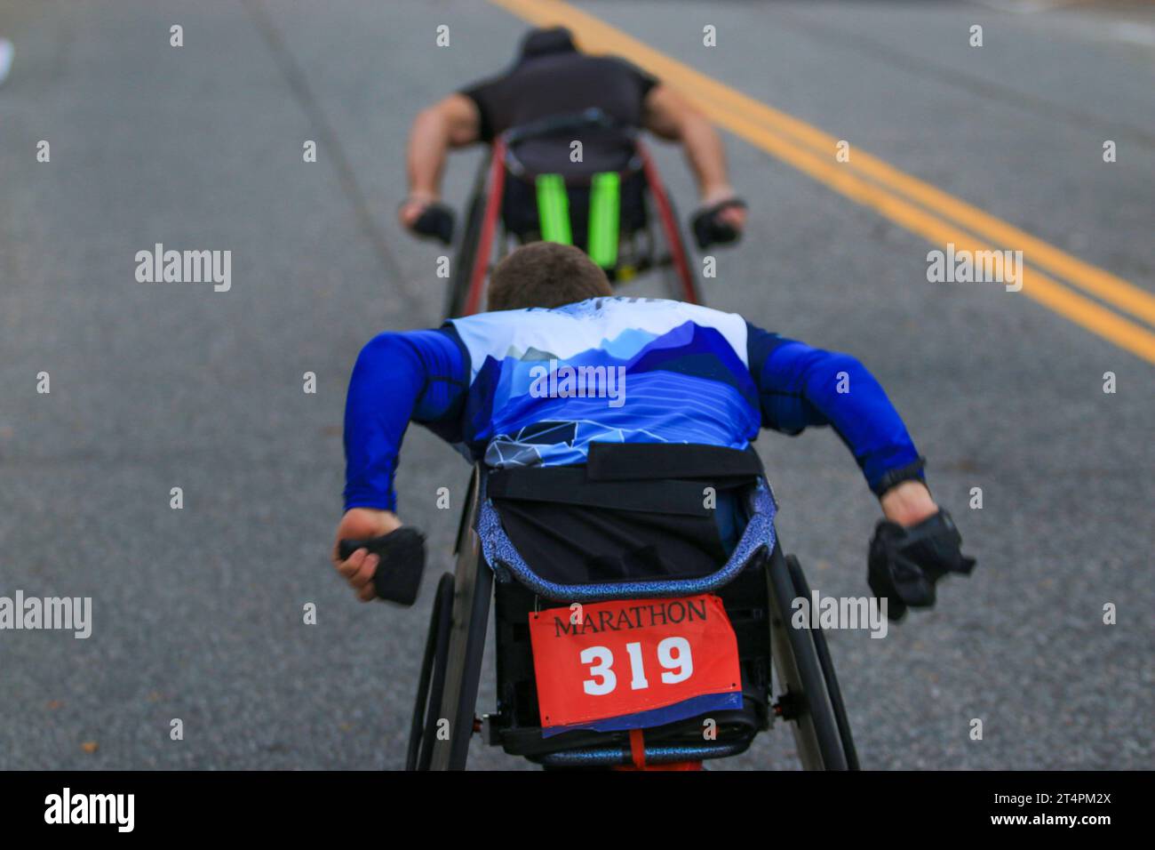 Athlètes en fauteuil roulant participant à un marathon sur les routes du comté de Suffolk long Island New York. Banque D'Images