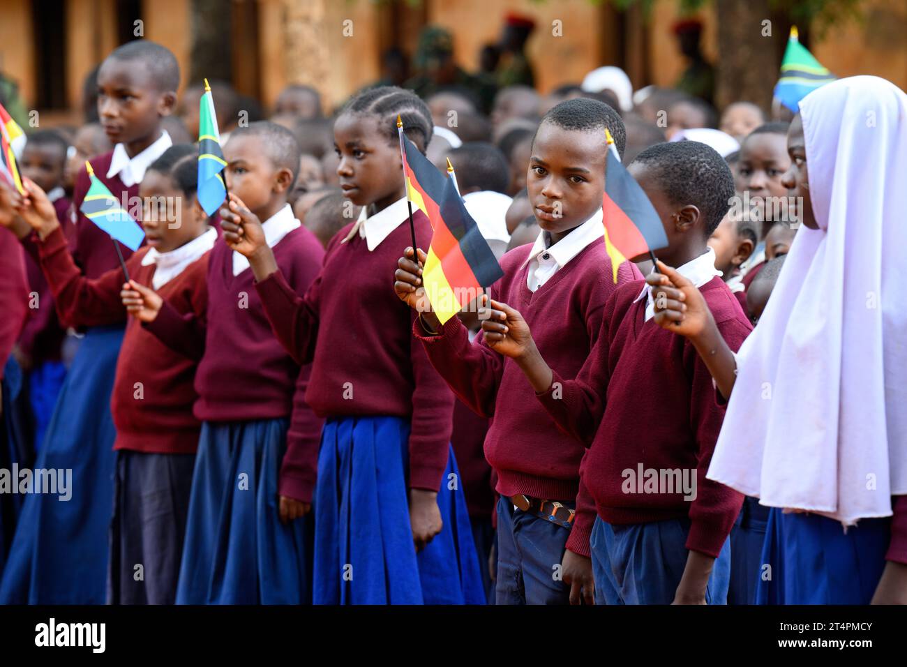 Songea, Tanzanie. 01 novembre 2023. Les élèves de l'école primaire Maji-Maji à Songea se tiennent dans la cour d'école avec des drapeaux allemands et tanzaniens lors de la visite du président Steinmeier. Steinmeier a terminé son voyage en Tanzanie mercredi avec sa visite à Songea. Crédit : Bernd von Jutrczenka/dpa/Alamy Live News Banque D'Images