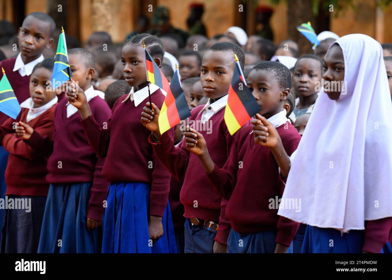 Songea, Tanzanie. 01 novembre 2023. Les élèves de l'école primaire Maji-Maji à Songea se tiennent dans la cour d'école avec des drapeaux allemands et tanzaniens lors de la visite du président Steinmeier. Steinmeier a terminé son voyage en Tanzanie mercredi avec sa visite à Songea. Crédit : Bernd von Jutrczenka/dpa/Alamy Live News Banque D'Images