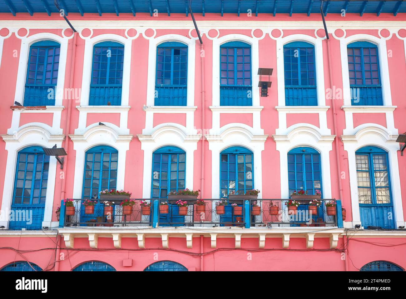 Vue sur la rue d'une ancienne façade de bâtiment colonial à Quito, Équateur. Banque D'Images