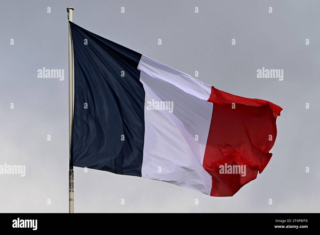 Paris, France. 31 octobre 2023. Julien Mattia/le Pictorium - à l'issue du Conseil des ministres du 31 octobre 2023. - 31/10/2023 - France/Ile-de-France (région)/Paris - le drapeau français flotte au-dessus de l'Elysée lors du Conseil des ministres du 31 octobre 2023. Crédit : LE PICTORIUM/Alamy Live News Banque D'Images