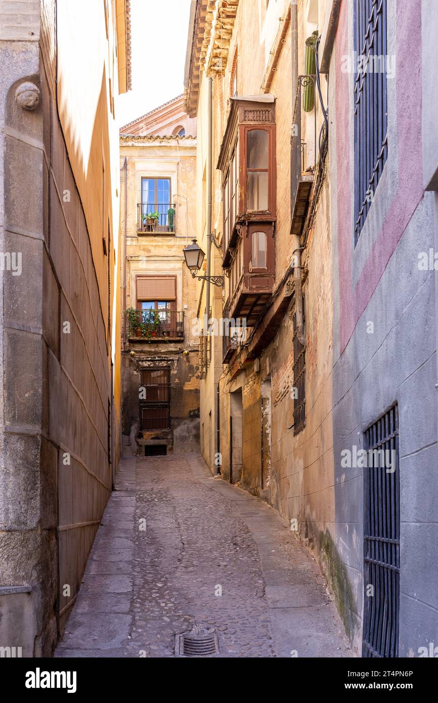 Petite rue pavée médiévale espagnole avec vieilles maisons ...