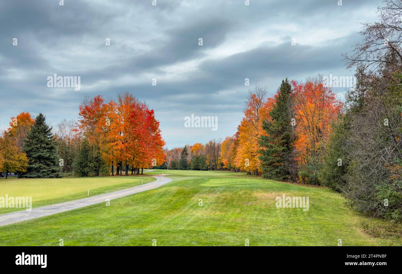 Un beau terrain de golf par une journée nuageuse fraîche d'automne au Canada Banque D'Images