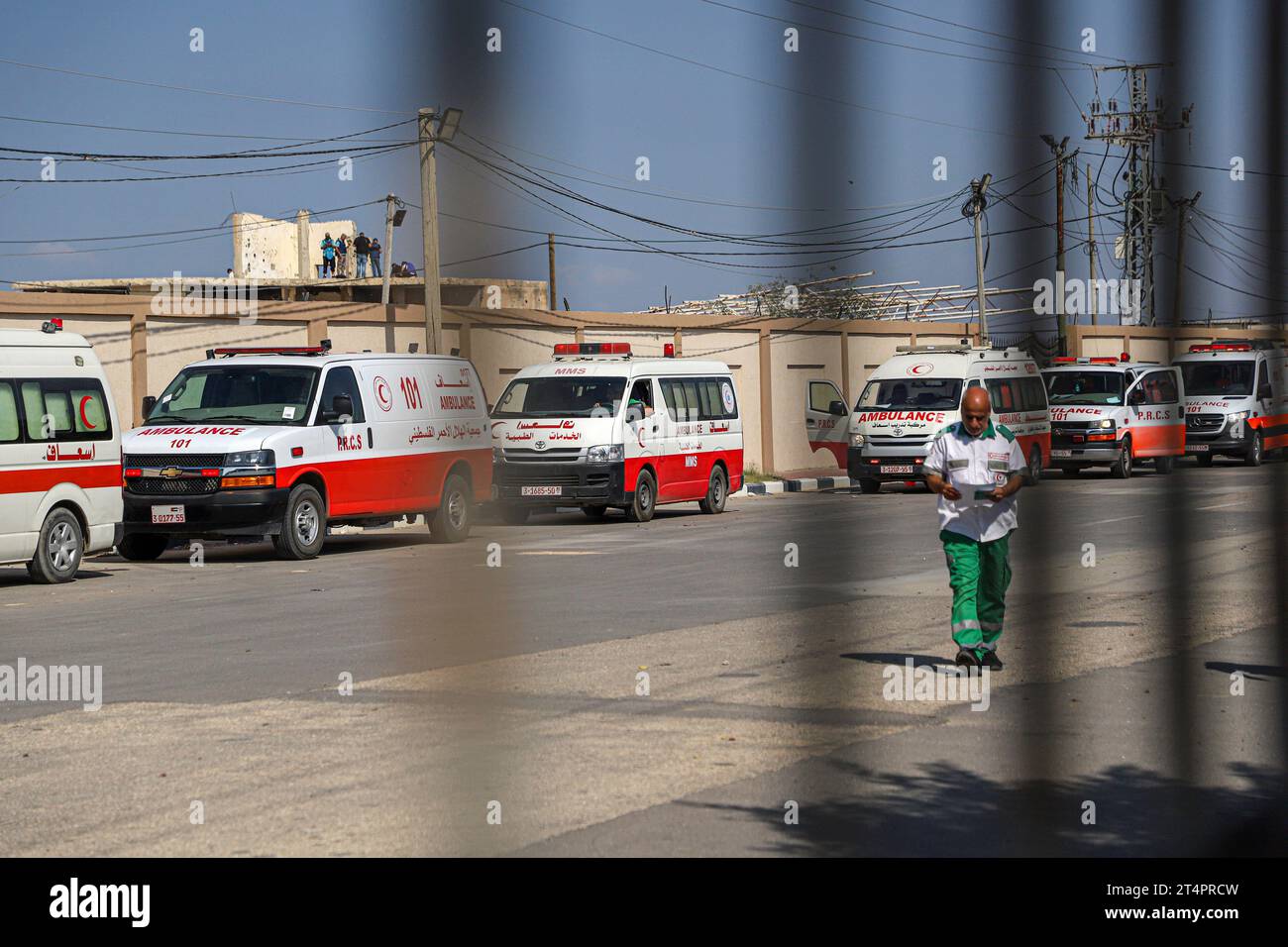 (231101) -- GAZA, 1 novembre 2023 (Xinhua) -- des ambulances font la queue pour entrer en Égypte via le terminal de Rafah, dans la ville de Rafah, dans le sud de la bande de Gaza, le 1 novembre 2023. L'Egypte a reçu mercredi des Palestiniens blessés de la bande de Gaza assiégée via le point de passage de Rafah, le seul point de liaison entre l'Egypte et l'enclave, selon une source de sécurité.POUR ALLER AVEC '1e LD : l'Egypte reçoit des Gazaouis blessés via le point de passage de Rafah' (photo de Rizek Abdeljawad/Xinhua) Banque D'Images