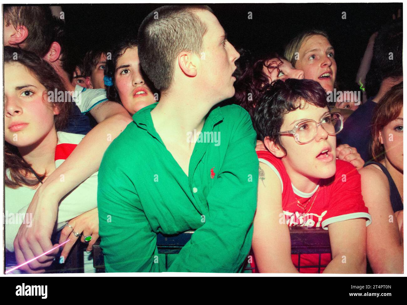 FANS DE BRITPOP, NEWPORT centre, 1996 : de jeunes fans de Britpop dans la foule contre la barrière de sécurité lors du concert Ash au Newport Centre à Newport, pays de Galles, Royaume-Uni, le 21 mai 1996. Photo : Rob Watkins Banque D'Images