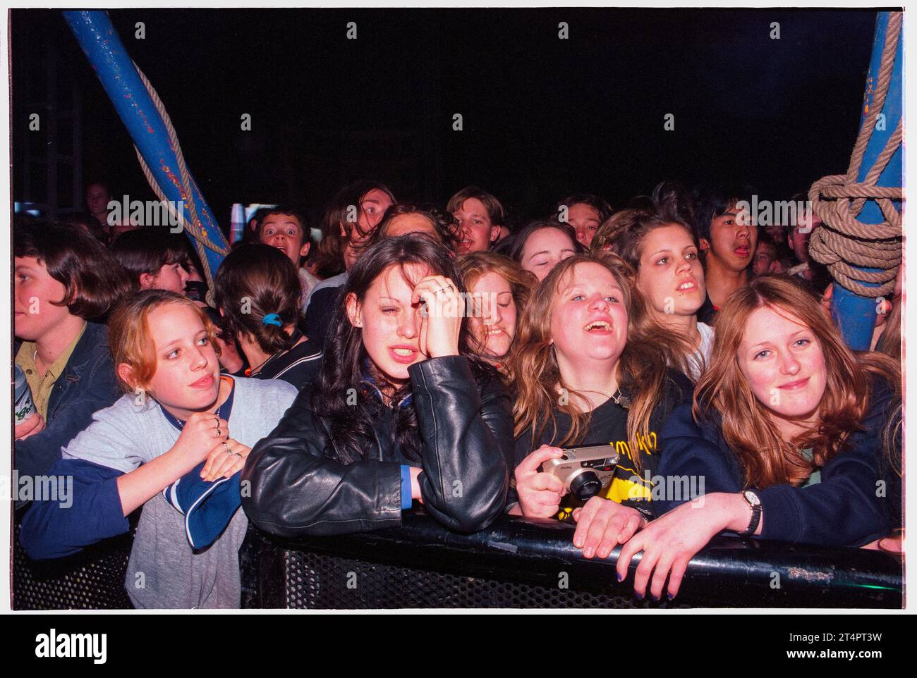 FANS DE BRITPOP, ESSENTIAL FESTIVAL, BRIGHTON, 1996 : de jeunes fans de Britpop excités dans la foule contre la barrière de sécurité pendant Britpop mania à l'Essential Festival 1996 au Stanmer Park à Brighton, Angleterre, Royaume-Uni le 25 mai 1996. Photo : Rob Watkins Banque D'Images