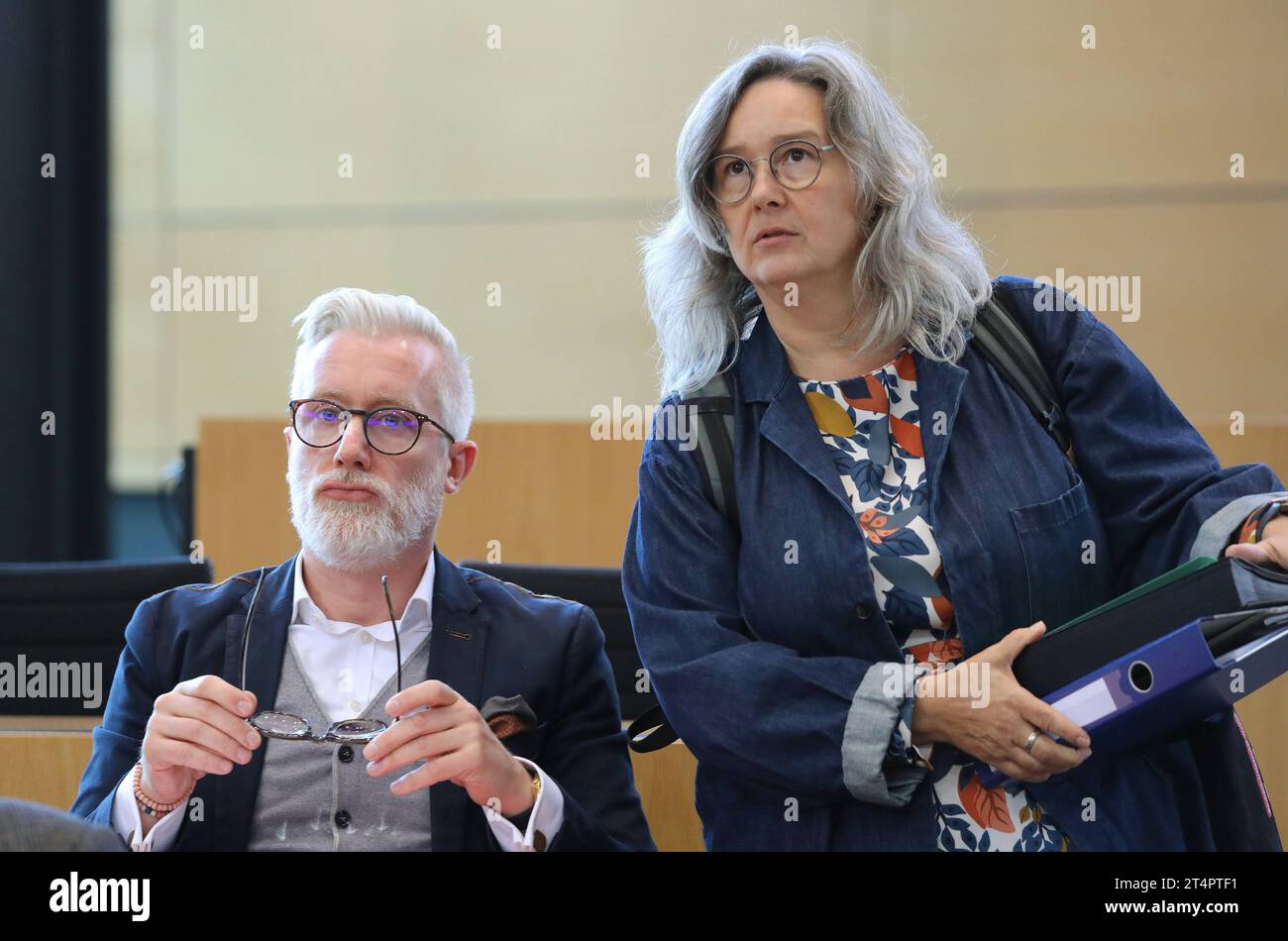 Plénum Thueringer Landtag 01.11.2023, Erfurt, Thueringer Landtag, Plenarsaal, 119. Plenarsitzung im Bild : Minister für Kultur, Bundes- und Europaangelegenheiten und Chef der Staatskanzlei Prof. Dr. Benjamin-Immanuel Hoff Die LINKE und Ministerin für Arbeit, Soziales, Gesundheit, Frauen und Familie Heike Werner Die LINKE *** Plenum Thueringer Landtag 01 11 2023, Landtag, salle, Plenum, Landtag, Plenum 119 session plénière dans la photo Ministre de la Culture, des Affaires fédérales et européennes et Chef de la Chancellerie d'Etat Prof Dr Benjamin Immanuel Hoff la GAUCHE et Ministre du travail, social AFF Banque D'Images