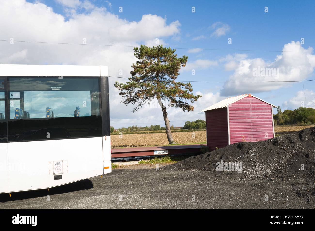 Le bus pour emmener les enfants à l'école. Ambiance, rencontres et portraits, partage avec les compagnons de la Communauté Emmaus 82, la ville-Dieu-du-Temple (82), Emmaus, mouvement national, européen et international créé par Abbé Pierre en 1949, partage d’un déjeuner avec toute l’équipe et vente de vêtements, vêtements d’occasion, jouets, meubles d’occasion et autres objets utiles, vélos, radios, télévisions, ordinateurs, déchets et recyclage. L’un des principes fondamentaux d’Emmaus est l’autonomie par le travail. France, ville-Dieu-du-Temple le 31 octobre 2023. Photo de Patricia Huchot-Boissier/ABACAPRESS.COM Banque D'Images