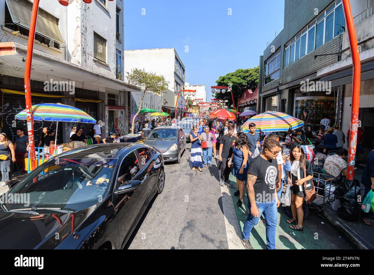 Sao Paulo, SP, Brésil - 08 juin 2023 : les gens dans la rue du quartier Liberdade, destination touristique japonaise de Sao Paulo. Banque D'Images