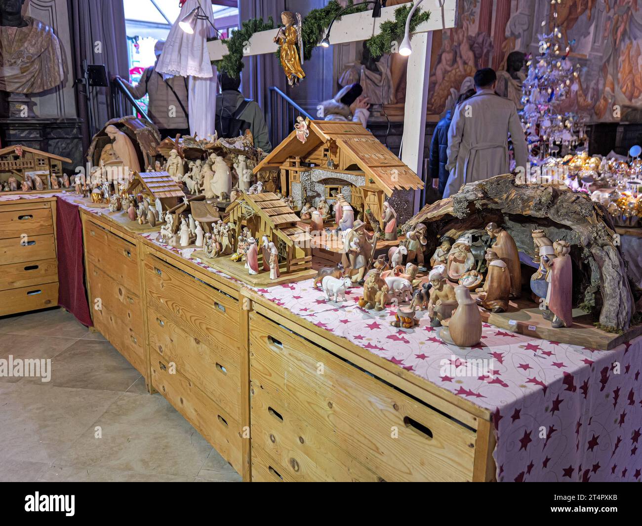 Winterzauber in Herrenhausen Ein Hauch von vorweihnachtlicher Stimmung weht über den Herrenhäuser Gärten mit vielen Ständen und weihnachtlichem Schmuck. *** Magie de l'hiver à Herrenhausen Une touche d'ambiance d'avant Noël souffle sur les jardins de Herrenhausen avec de nombreux stands et décorations de Noël Copyright : xBerndxGüntherx Banque D'Images