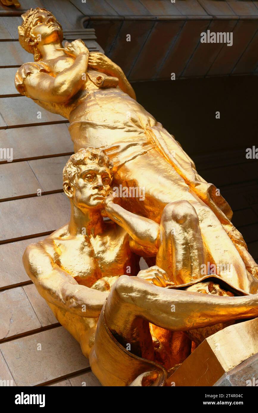 Suède, Stockholm, entrée du Théâtre Royal dramatique avec statues dorées. Banque D'Images