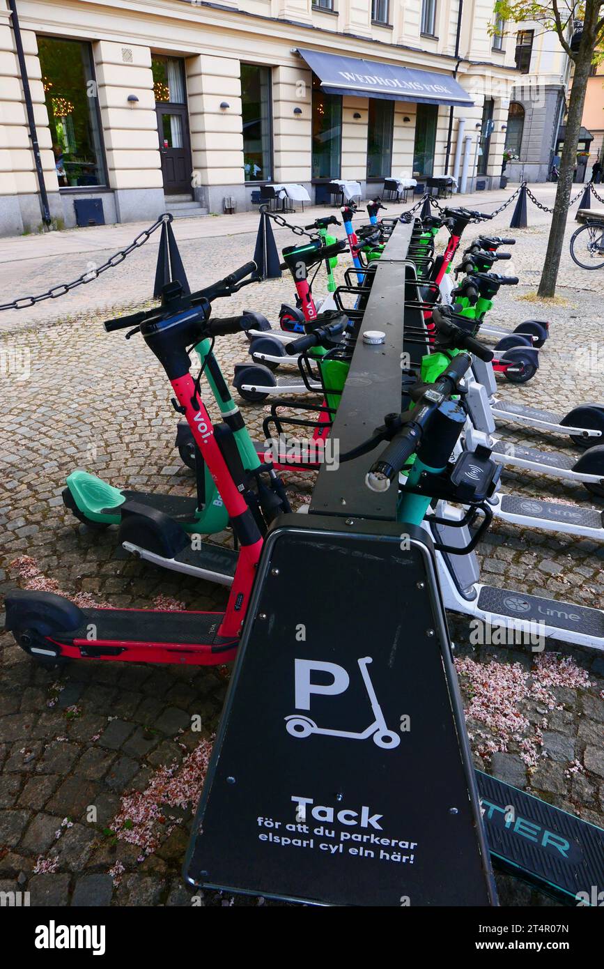 Suède, Stockholm, E-scooters à louer. Banque D'Images