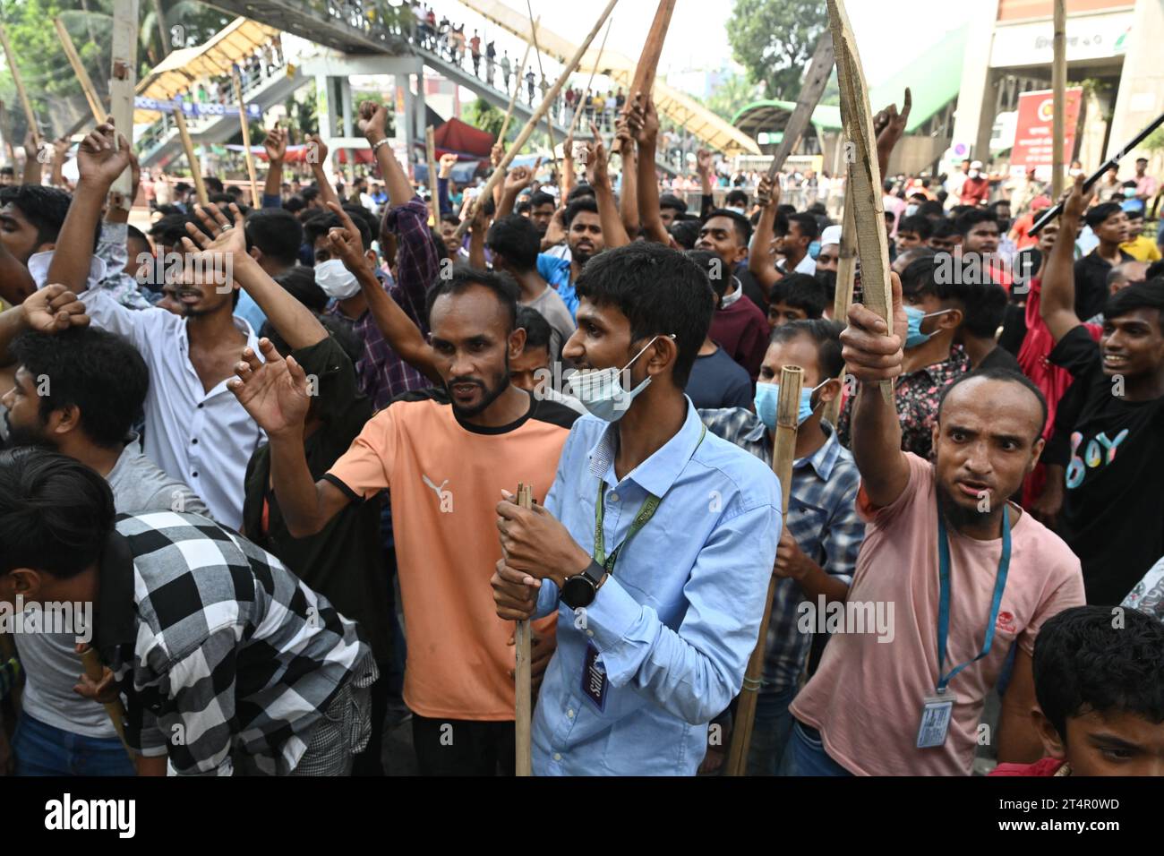 Les travailleurs du vêtement bloquent les routes alors qu’ils participent à une manifestation exigeant une augmentation de leurs salaires à Dhaka, au Bangladesh, le 1 novembre 2023 Banque D'Images