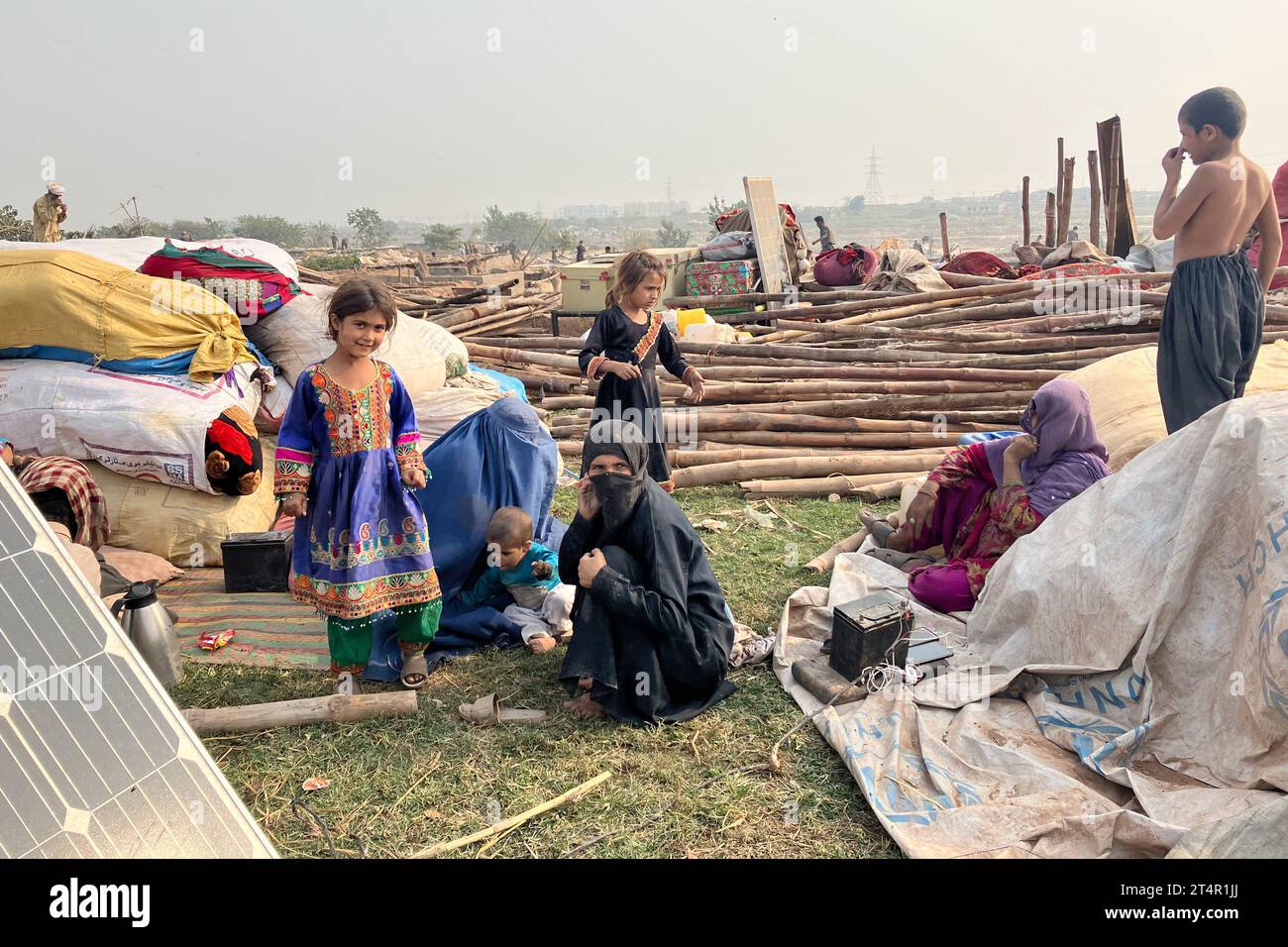 Islamabad, Pakistan. 01 novembre 2023. A Frau est assise avec ses enfants parmi les restes d’un camp de réfugiés à la périphérie de la ville qui a été démoli par des bulldozers. Sous la pression d’une menace de déportation massive, des milliers de réfugiés afghans quittent le Pakistan pour leur patrie. Crédit : Nabila Lalee/dpa/Alamy Live News Banque D'Images