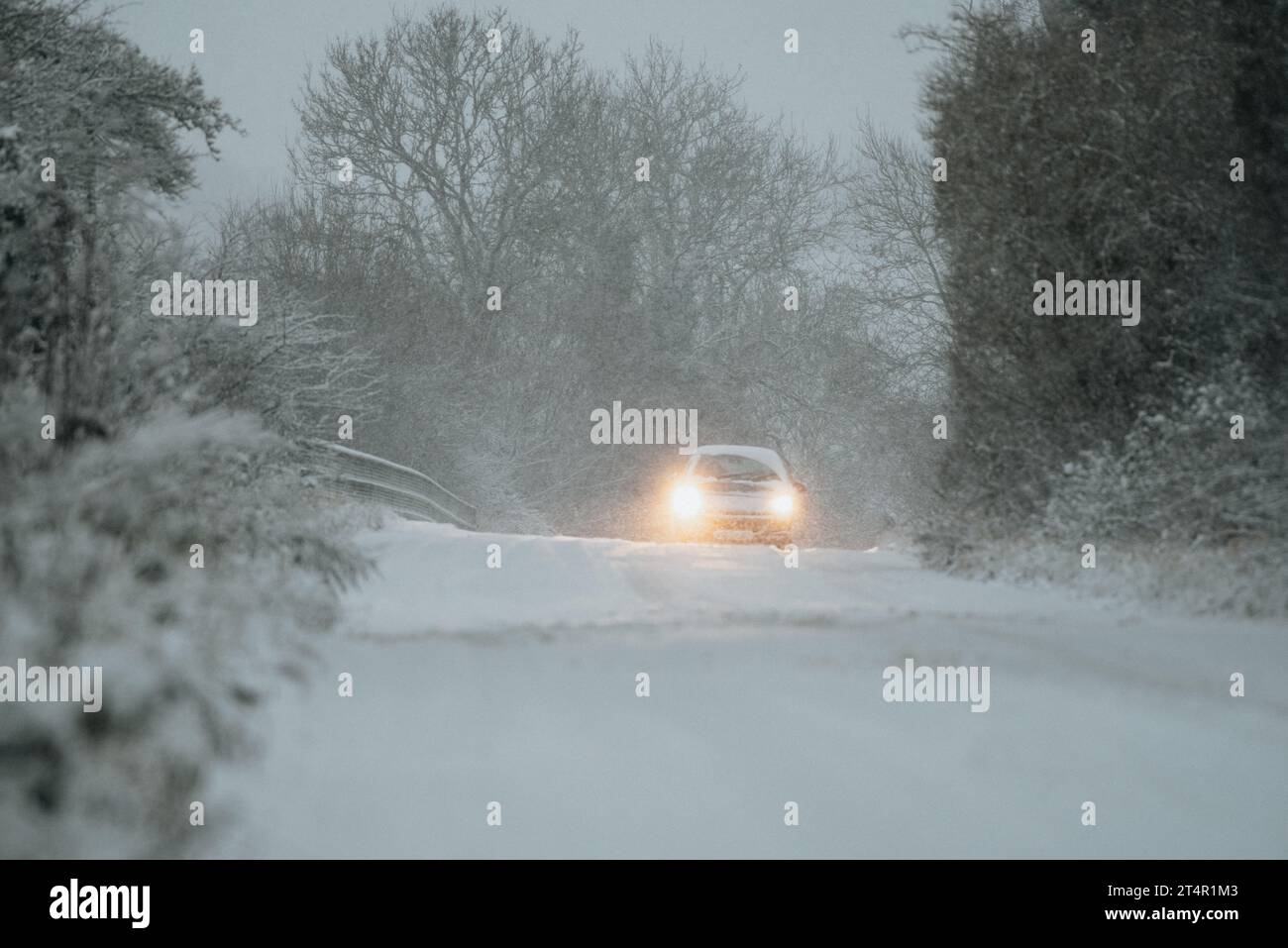 De fortes chutes de neige perturbent les déplacements dans la région des midlands de l'A14 près de kettering. Les fermetures de routes et les fortes dérives de neige causent le chaos aux voyageurs. Banque D'Images