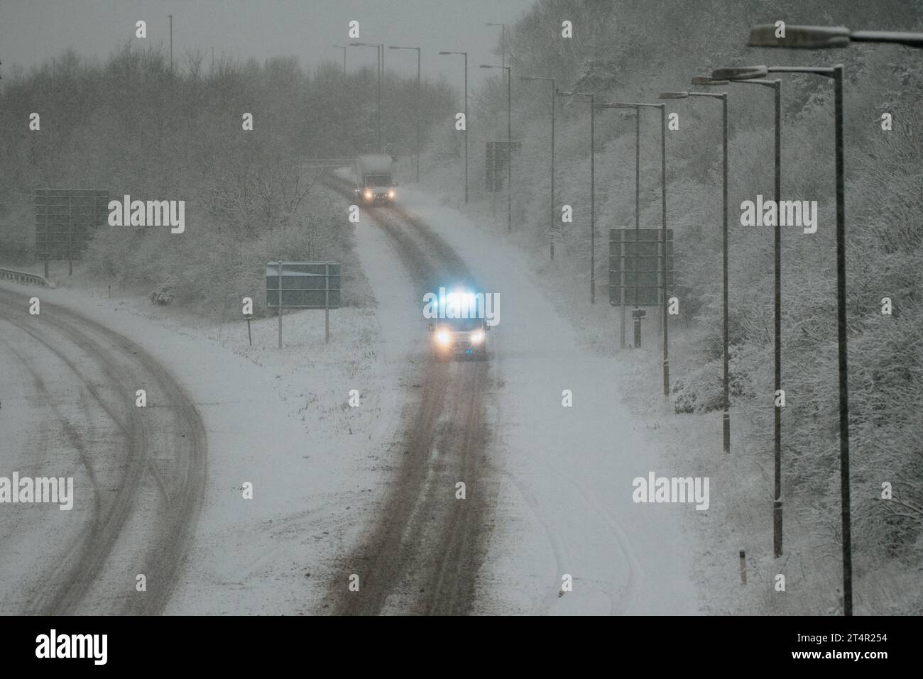 De fortes chutes de neige perturbent les déplacements dans la région des midlands de l'A14 près de kettering. Les fermetures de routes et les fortes dérives de neige causent le chaos aux voyageurs. Banque D'Images