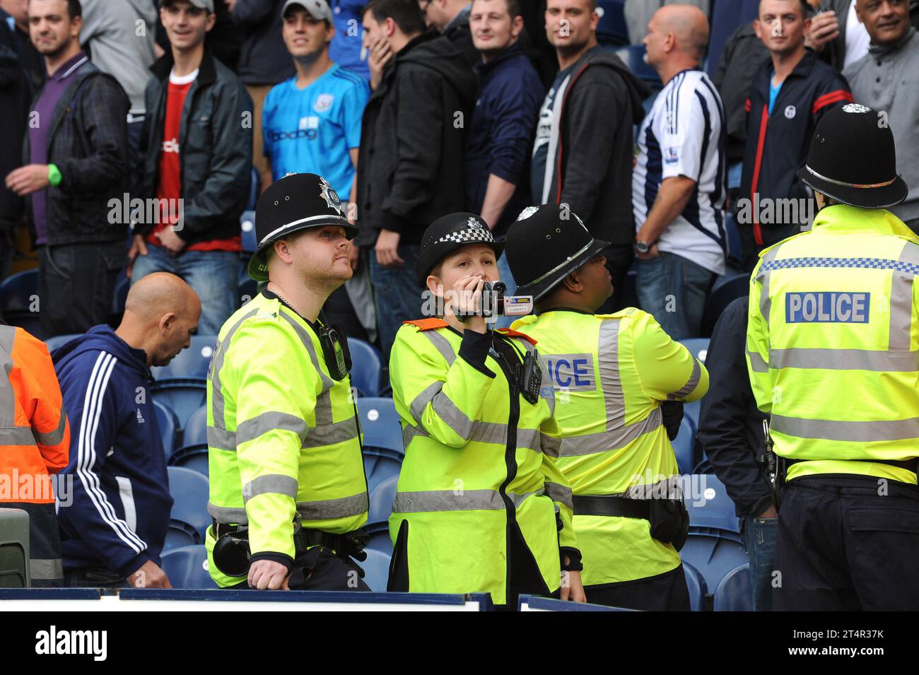 L'officier de police des West Midlands utilise une caméra vidéo pour surveiller les fans de foule de football West Bromwich Albion v Wolverhampton Wanderers 16/10/2011 Banque D'Images