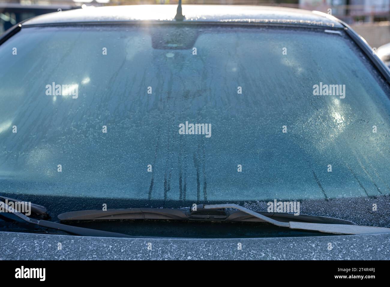 Nettoyage de l'essuie-vitre un pare-brise d'une voiture de la neige.  décongeler, dans le froid de dégivrage Photo Stock - Alamy