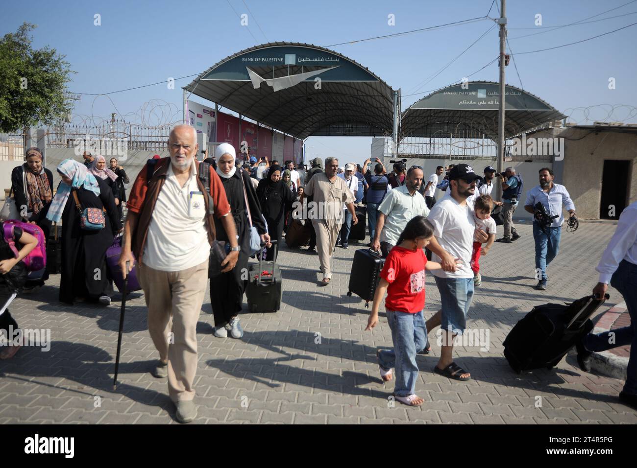 Rafah, Gaza. 31 octobre 2023. Les Palestiniens ayant la double nationalité entrent au poste frontalier de Rafah, dans le sud de la bande de Gaza, avant de passer en Égypte le mercredi 1 novembre 2023. Des dizaines de détenteurs de passeports étrangers piégés à Gaza ont commencé à quitter le territoire palestinien déchiré par la guerre lorsque le passage de Rafah vers l’Égypte a été ouvert pour la première fois depuis le 7 octobre. Photo par Ismael Mohamad/UPI crédit : UPI/Alamy Live News Banque D'Images