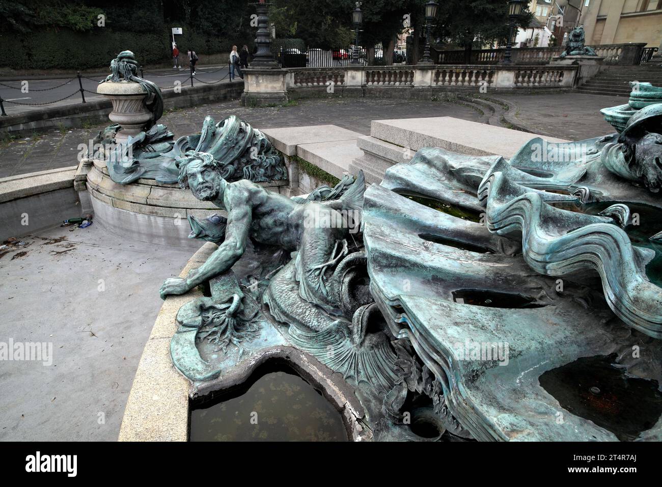 Sculptures en bronze à l'extérieur des salles Victoria, Bristol. Par Henry Poole, 1912. (Partie de la fontaine des dauphins, ne fonctionne pas lorsque la photo a été prise.) Banque D'Images