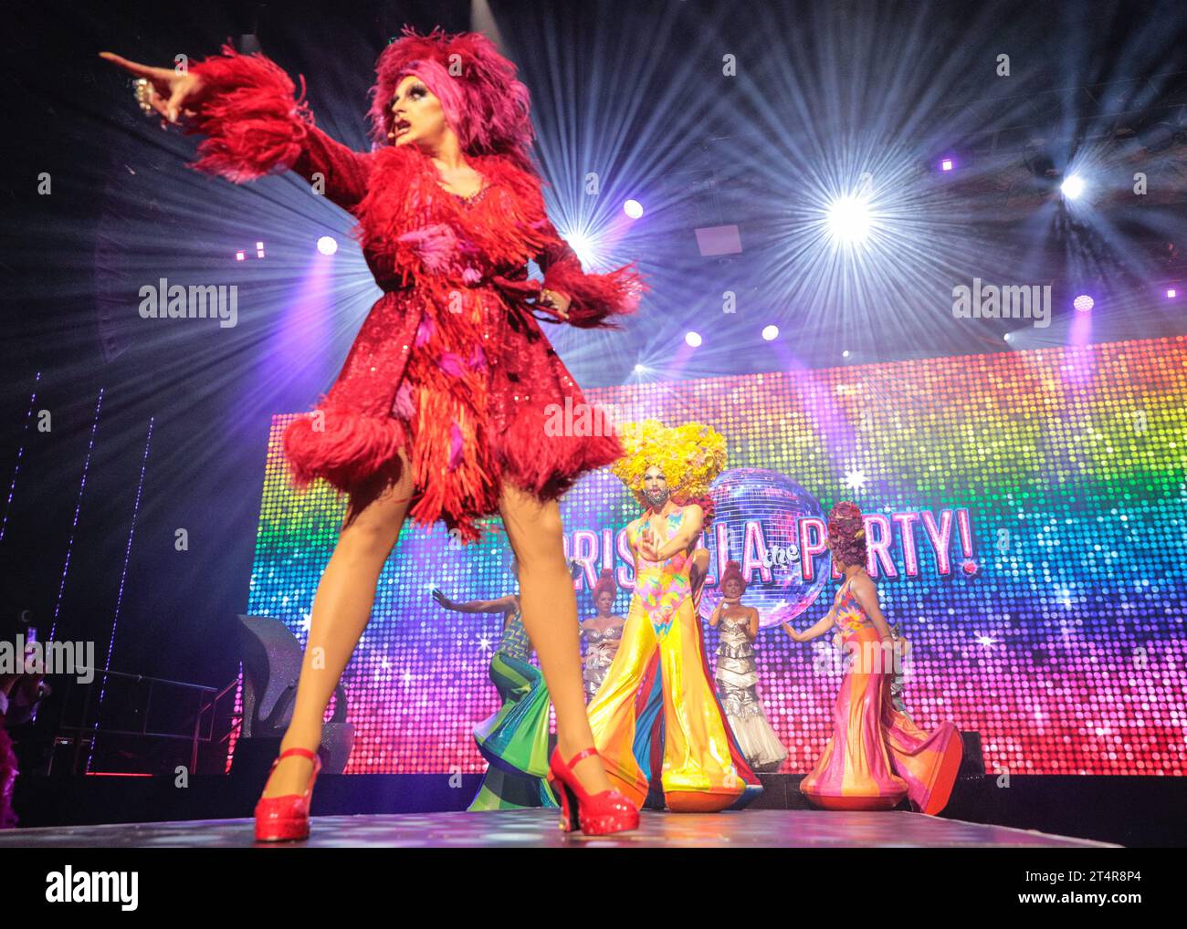 Londres, Royaume-Uni. 01 novembre 2023. Regan Shepherd en tant que « Miss comportement » avec le public enthousiaste. « Priscilla - The Party », un nouveau spectacle immersif qui arrivera bientôt à Londres, verra son avant-première et son lancement exclusifs dans le lieu HERE, qui fait partie de l'attraction londonienne Outernet. Le spectacle est librement basé sur «les aventures de Priscilla, Reine du désert» et ouvrira au début de 2024. Crédit : Imageplotter/Alamy Live News Banque D'Images