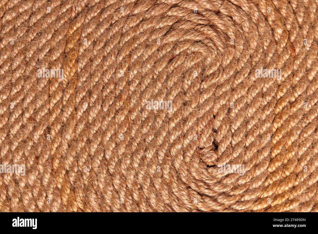 Vue rapprochée du motif de corde de chanvre brun tordu. Banque D'Images