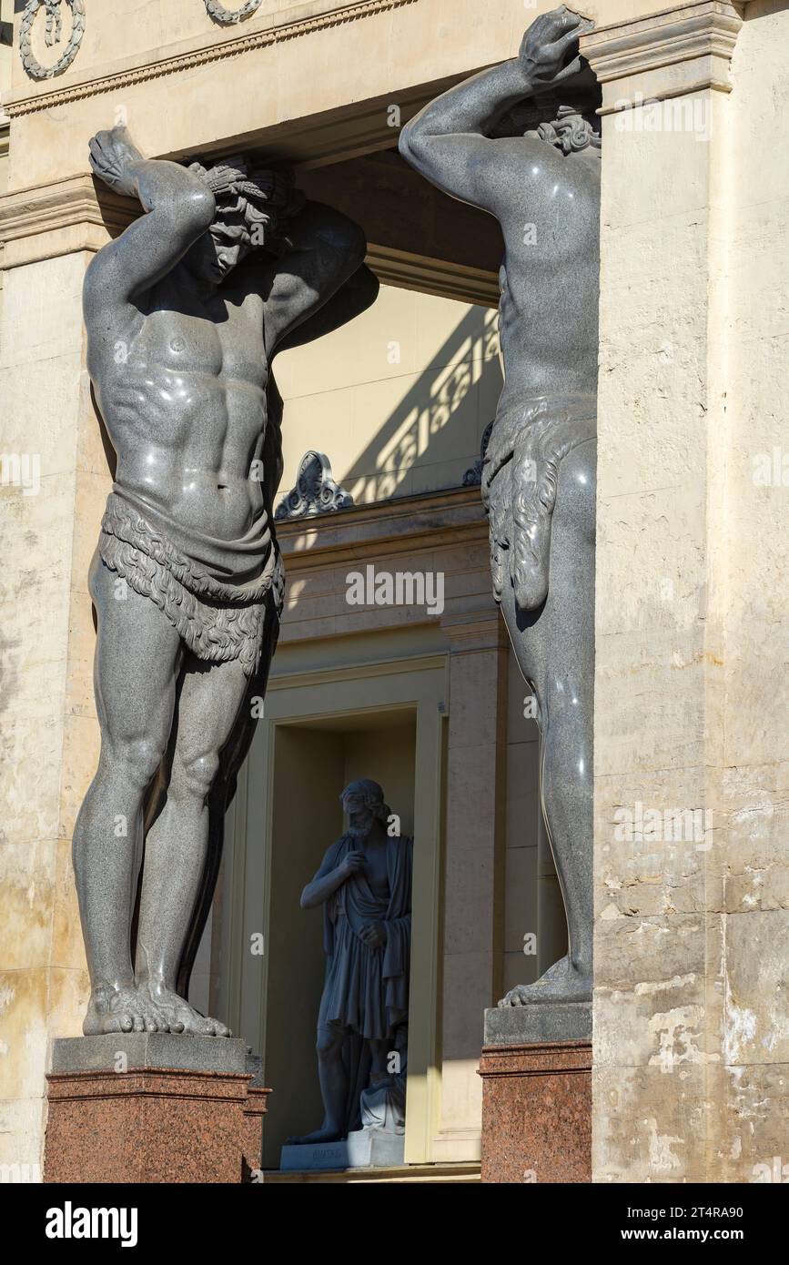SAINT-PÉTERSBOURG, RUSSIE - 17 JUILLET 2021 : sculptures d'Atlantes tenant le portique du nouvel Ermitage par une journée ensoleillée d'été Banque D'Images