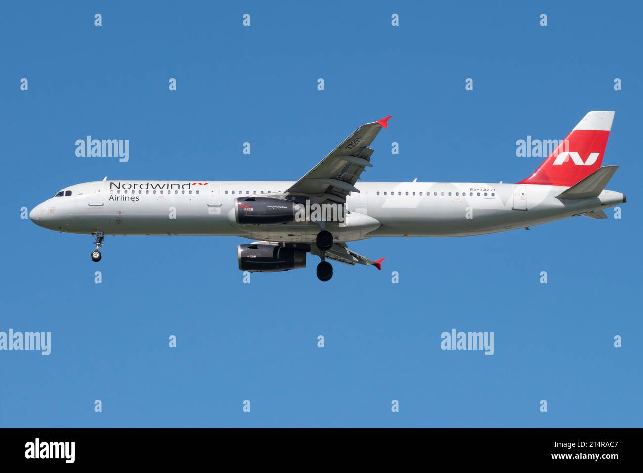 SAINT-PÉTERSBOURG, RUSSIE - 30 MAI 2023 : Airbus A321-231(RA-73271) de la compagnie Nordwind dans un ciel bleu sans nuages Banque D'Images