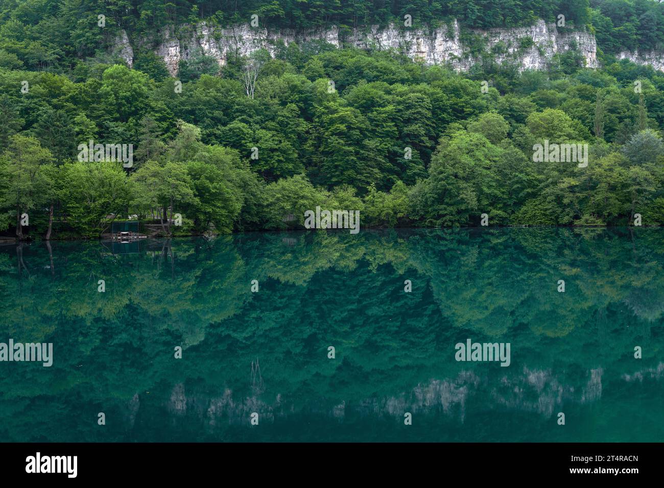 Début juin matin sur le lac Bleu inférieur (Tserik-Kel, Cherek-Kel). Kabardino-Balkarie, Russie Banque D'Images