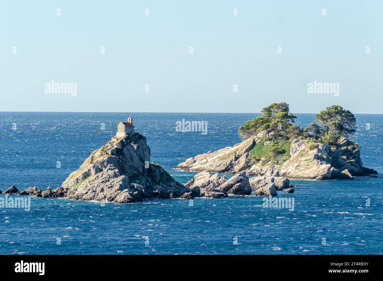 Îles Katic et Sveta Nedjelja dans la baie de la ville de Petrovac, Monténégro. Banque D'Images