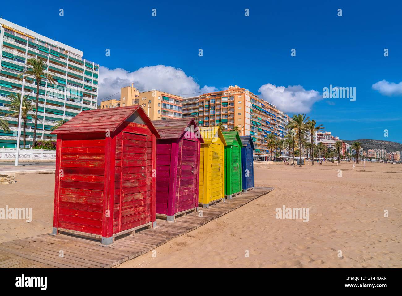 Cullera Espagne cabanes de plage colorées sur la belle plage et destination touristique côte méditerranéenne Banque D'Images