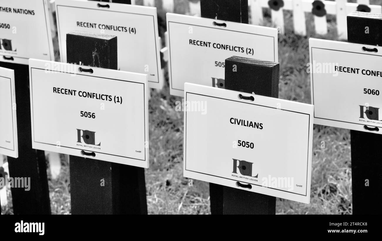 Le champ du souvenir du château de Cardiff marque la perte de vies humaines dans les guerres mondiales et autres conflits. Quelques petites croix avec des coquelicots rouges ont des messages et des photos Banque D'Images