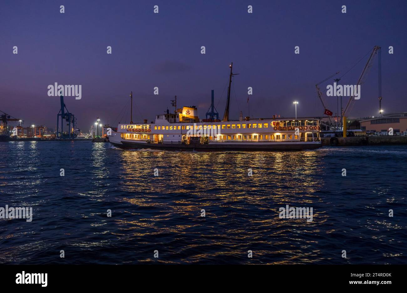 Capturez l'ambiance nocturne enchanteresse de l'emblématique jetée Haydarpasa d'Istanbul, où les lumières scintillantes et l'agitation vibrent Banque D'Images