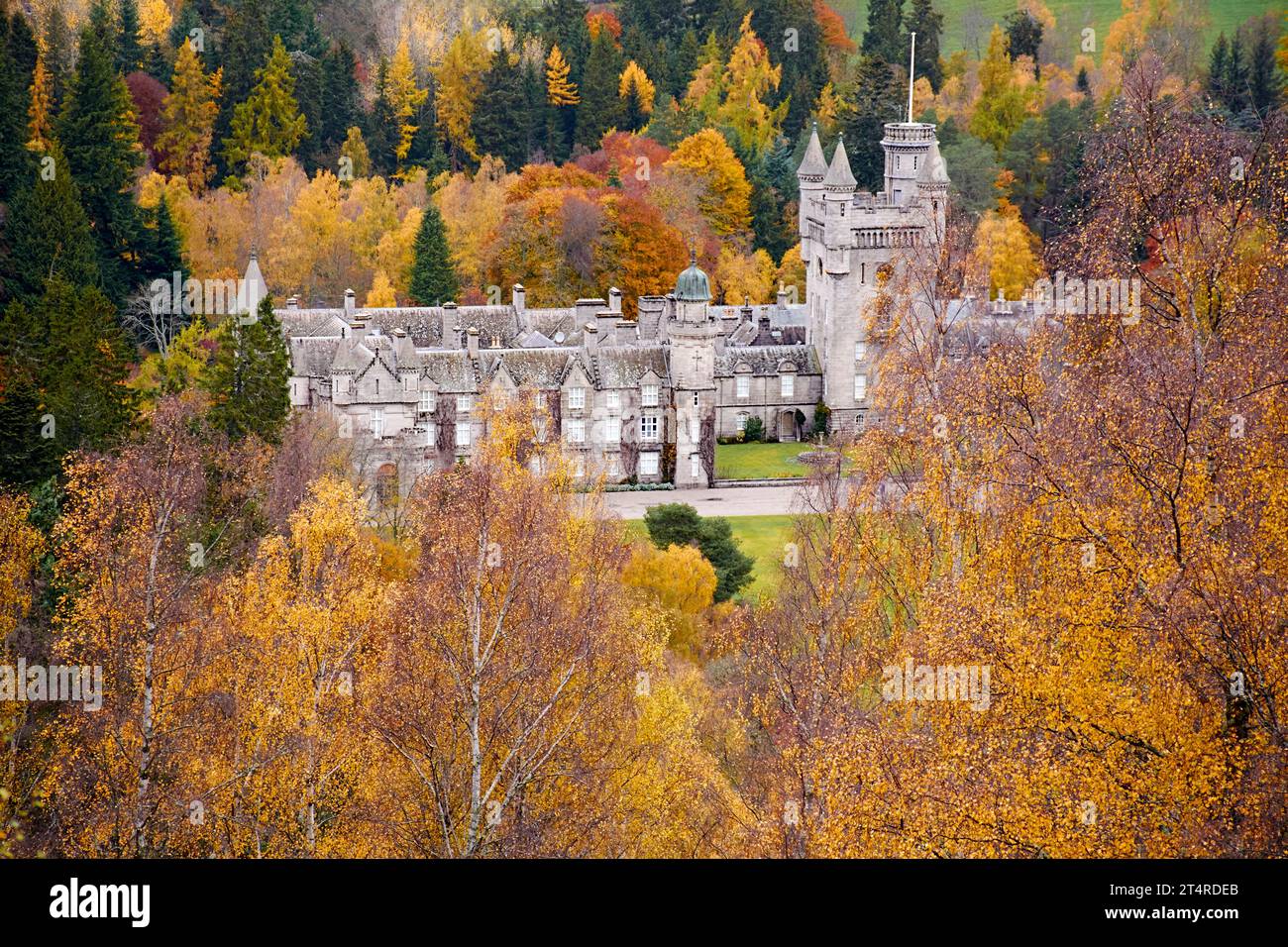Balmoral Estates Crathie Scotland feuilles colorées d'arbres automnaux jaune vif et rouge entourant le château Banque D'Images