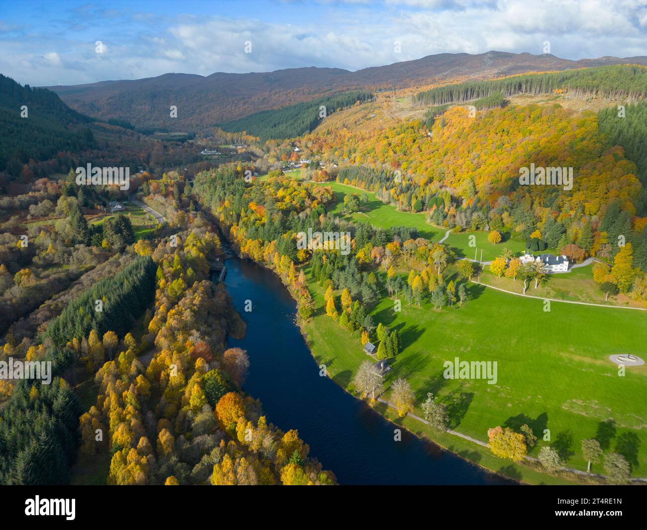 Vue aérienne de la rivière Moriston et des bois aux couleurs automnales à Invermoriston, Écosse, Royaume-Uni Banque D'Images