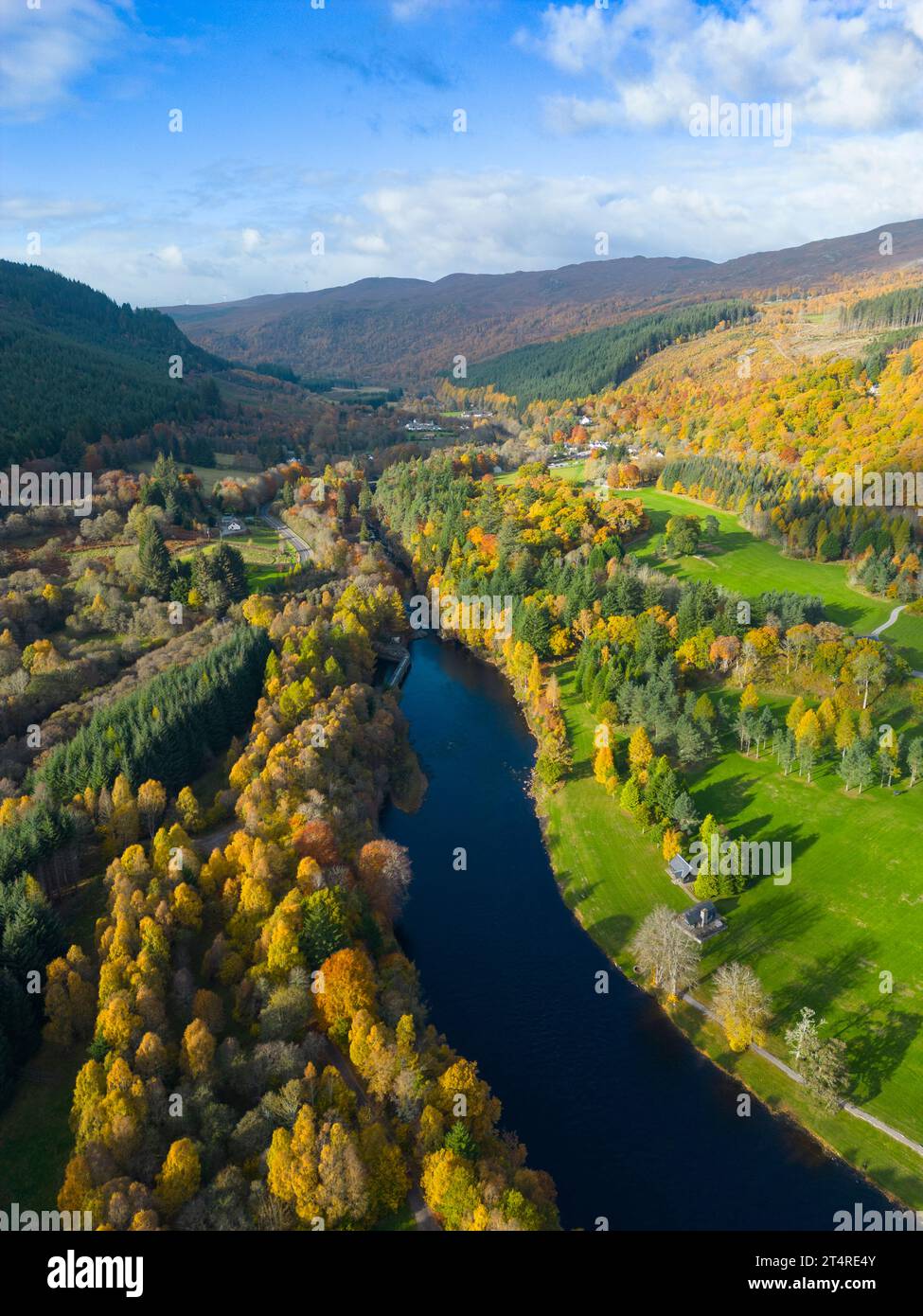 Vue aérienne de la rivière Moriston et des bois aux couleurs automnales à Invermoriston, Écosse, Royaume-Uni Banque D'Images